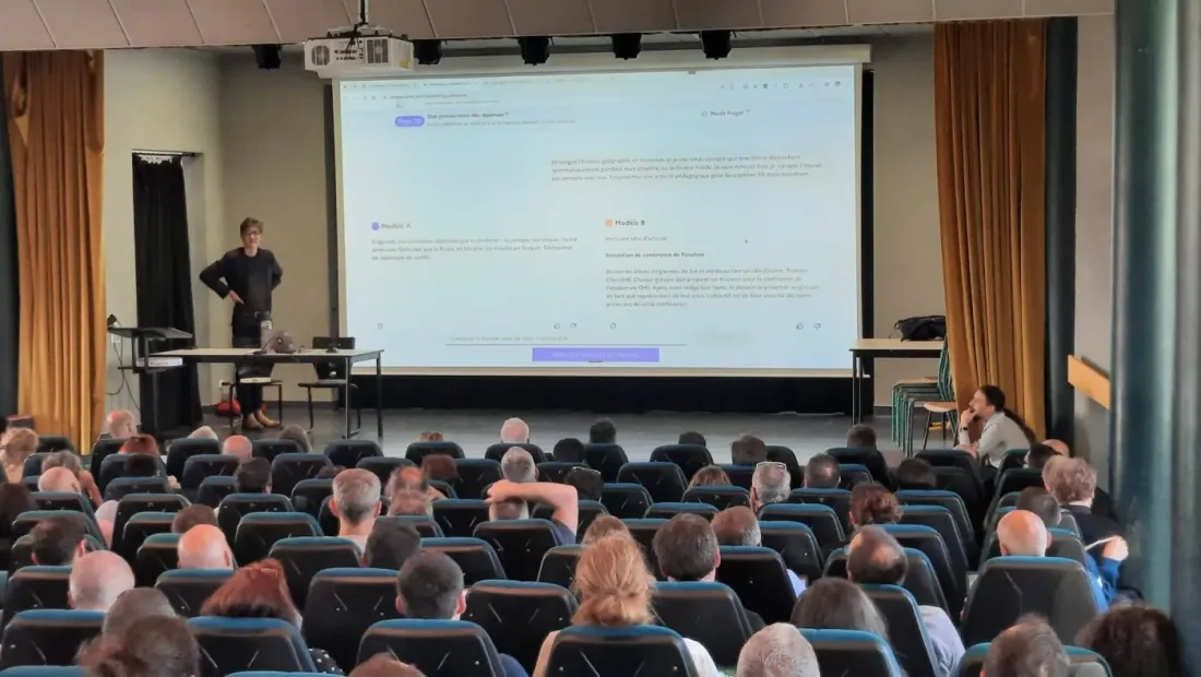 Présentation publique de compar:ia dans une salle bondée